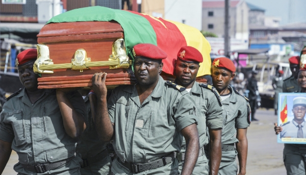 Soldiers carry the coffin of one of the four soldiers killed in the violence in Cameroon's North-West and South-West regions, 17 November 2017.
