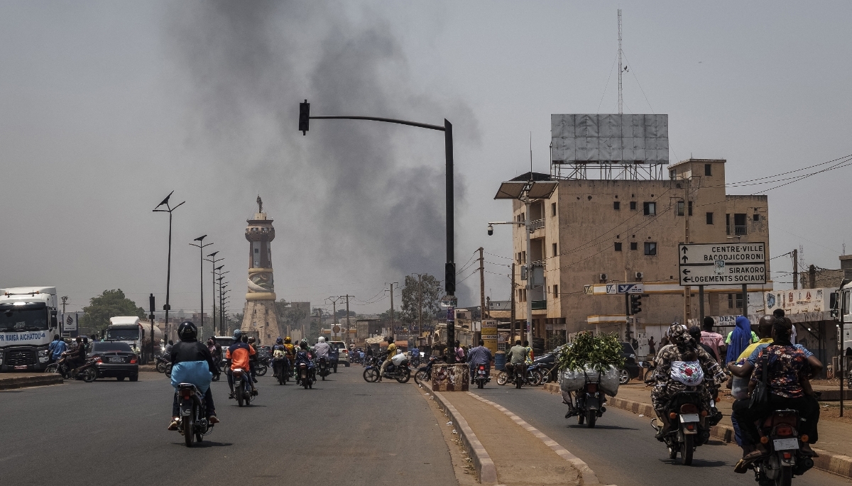 Clouds of smoke rise near Bamako, in the aftermath of the jihadist attacks, 26 April 2026.