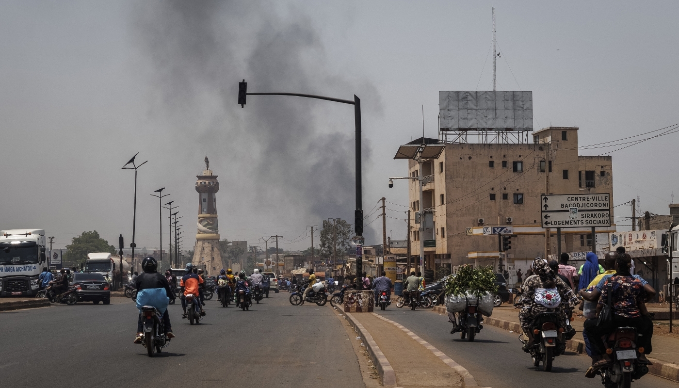Clouds of smoke rise near Bamako, in the aftermath of the jihadist attacks, 26 April 2026.