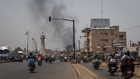 Clouds of smoke rise near Bamako, in the aftermath of the jihadist attacks, 26 April 2026.