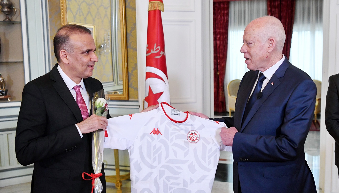 The president of the Tunisian football federation offers the national team jersey to the President Kais Saied, on 30 March 2022.