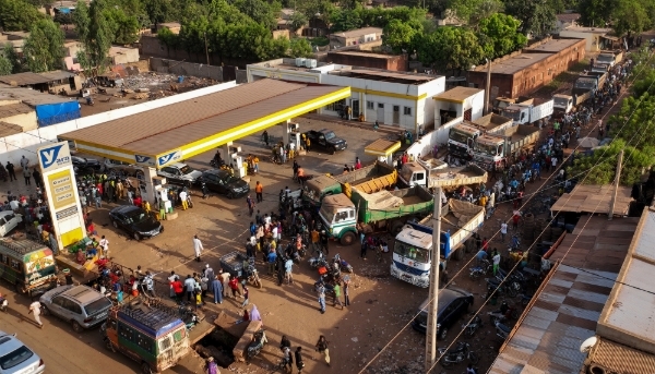 People line up to refuel their vehicles in Bamako, on 31 October 2025.