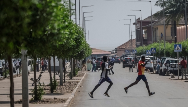 People flee the scene as gunfire rings out near the Presidential Palace in Bissau, 26 November 2025. 