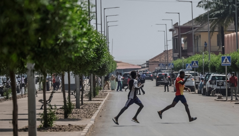 People flee the scene as gunfire rings out near the Presidential Palace in Bissau, 26 November 2025. 
