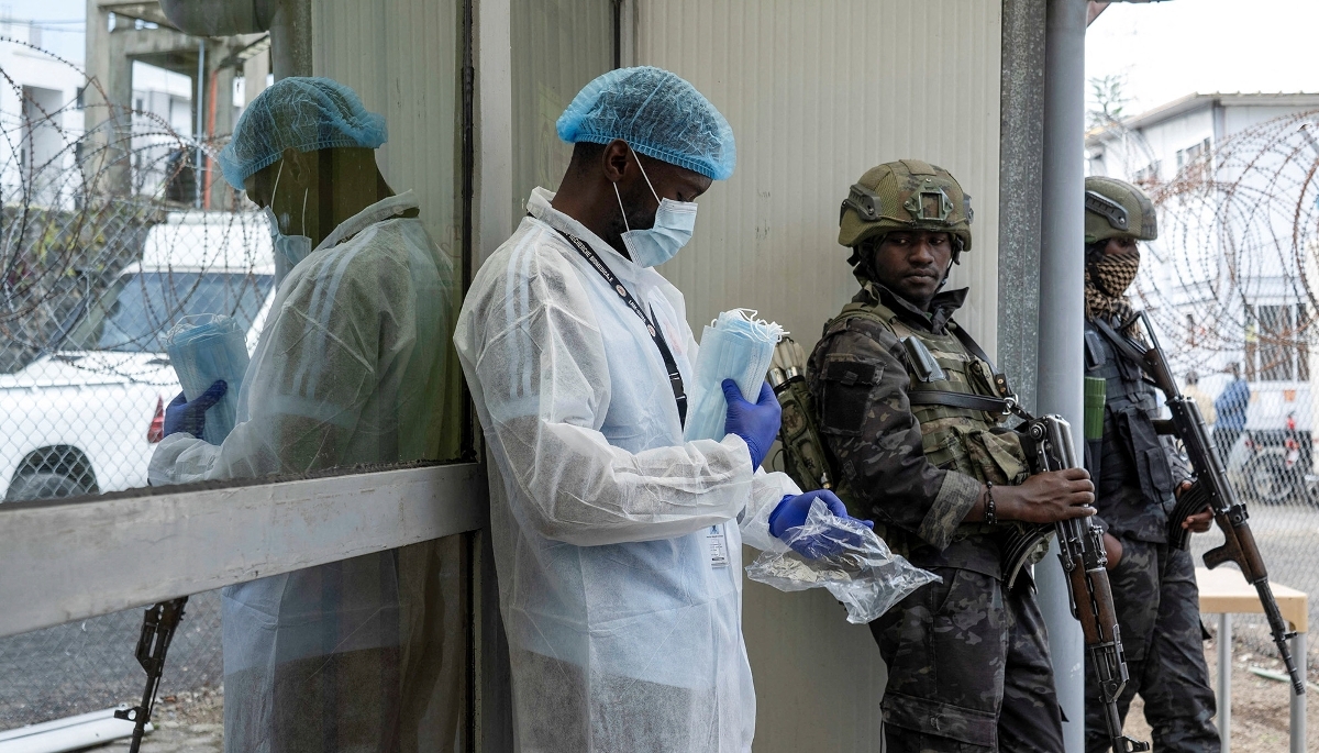 Members of the AFC-M23 and an employee outside the Goma branch of the National Institute of Biomedical Research in DRC, on 19 May 2026.