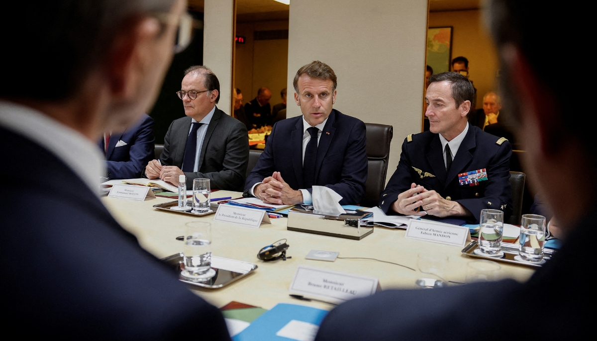 French Chief of Defence Staff Fabien Mandon (right), alongside President Macron in Paris, 22 June 2025.