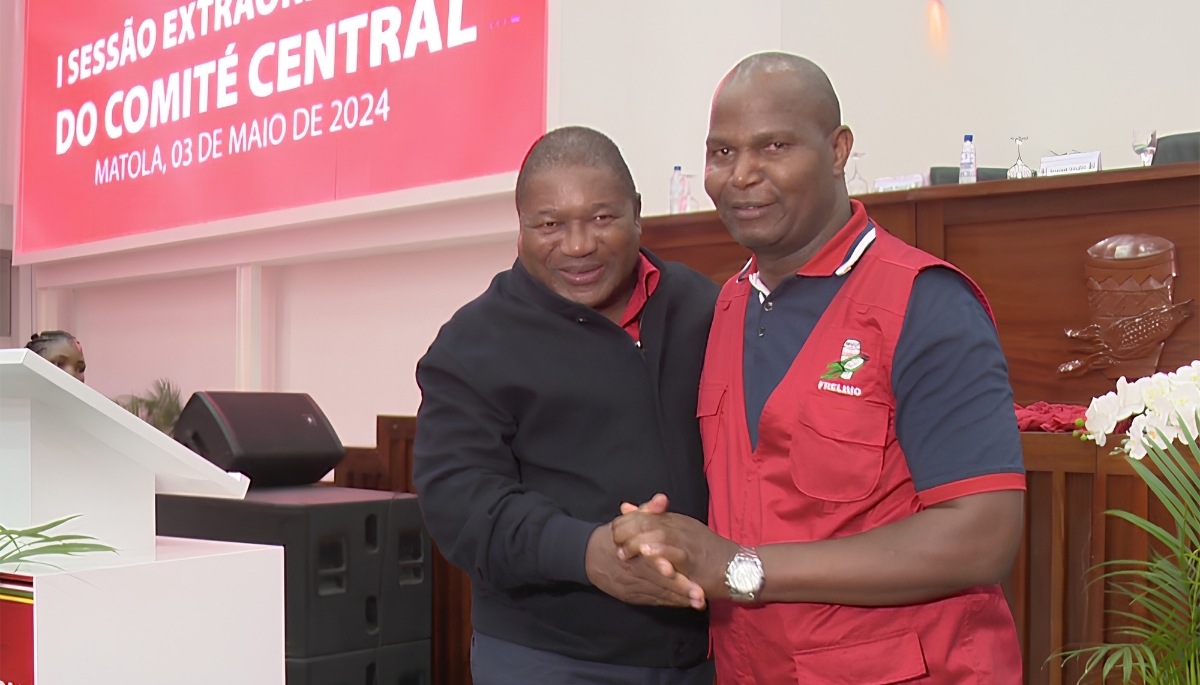 Mozambique's President Filipe Nyusi (left) with Daniel Francisco Chapo in Matola, 7 May 2024. 