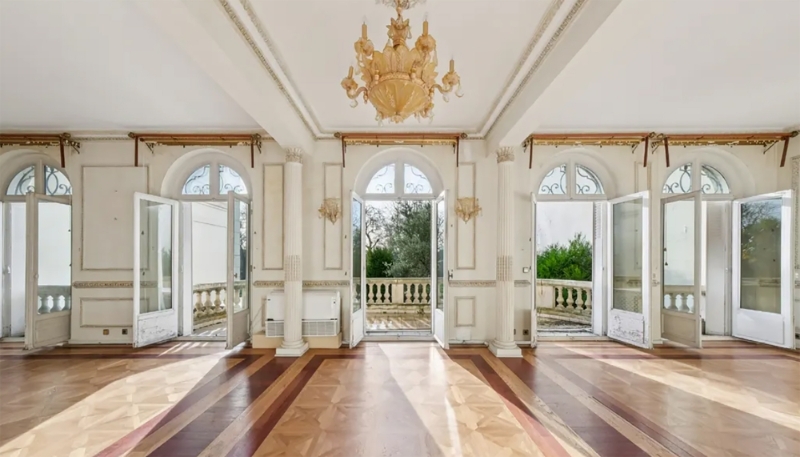 The foyer of the building belonging to Lalla Latifa, boulevard Maurice-Barrès in Neuilly-sur-Seine, France.