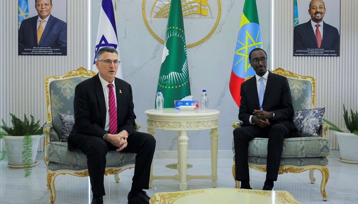 Gideon Sa'ar (left), Israel’s Foreign Minister, and his Ethiopian counterpart, Gedion Timothewos, in Addis Ababa, Ethiopia, 5 May 2025. 