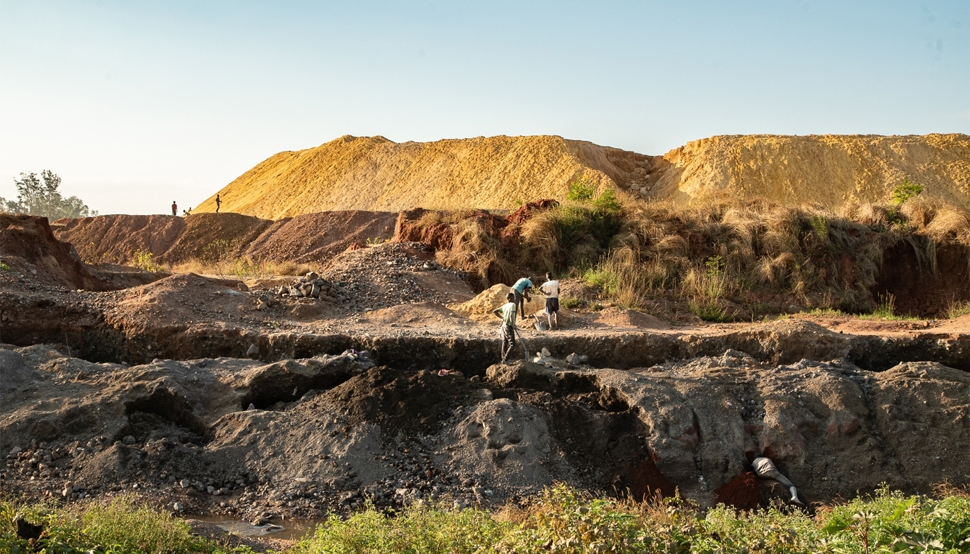 Miners on the banks of a mine in Kolwezi, DRC, in April 2018.