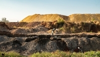 Miners on the banks of a mine in Kolwezi, DRC, in April 2018.