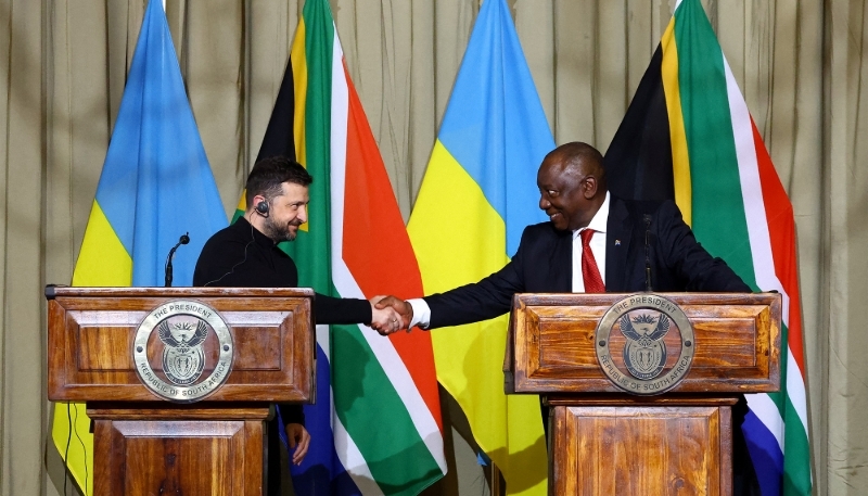Ukraine's President Volodymyr Zelensky and his South African counterpart Cyril Ramaphosa in Pretoria, in April 2025. 