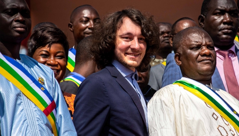 Dimitry Sytyi surrounded by Central African deputies on the steps of the National Assembly in Bangui on 15 October 2021. 