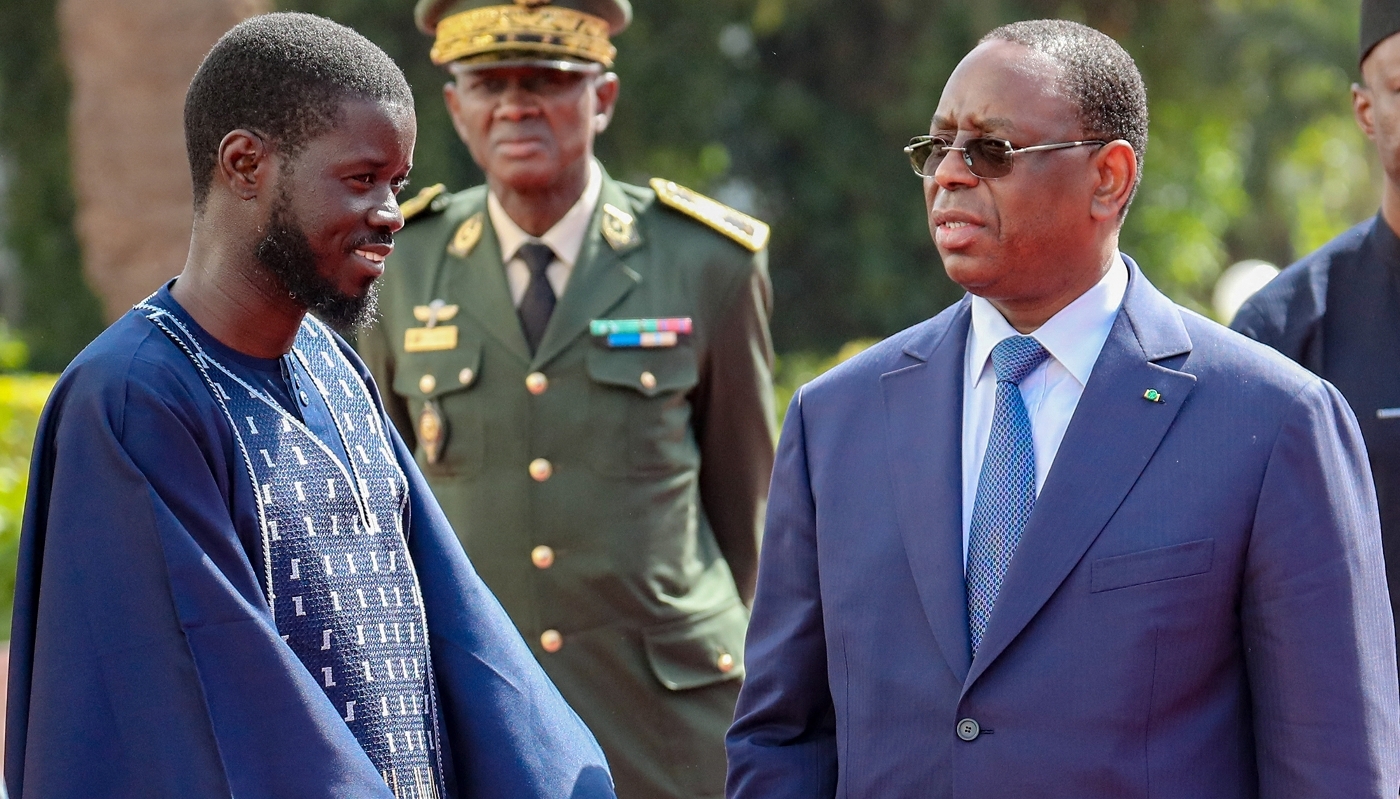 Senegalese President Bassirou Diomaye Faye (L) and his predecessor Macky Sall, in Dakar, 28 March 2024.