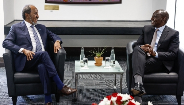 Somali President Hassan Sheikh Mohamud (left) with Kenyan President William Ruto in Nairobi, on 29 February 2024.