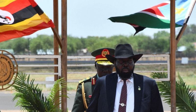 Salva Kiir prepares to welcome Uganda's President Yoweri Museveni, in Juba, 3 April 2025.