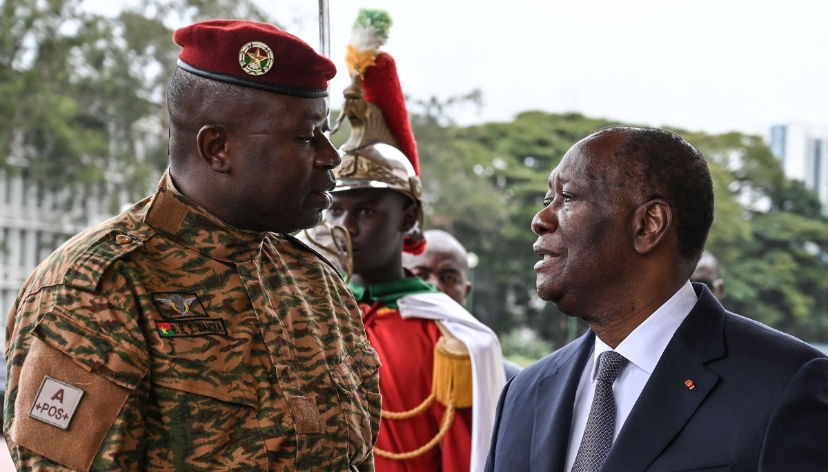 Paul-Henri Damiba (left) and Alassane Ouattara at the presidential palace in Abidjan, 5 September 2022.