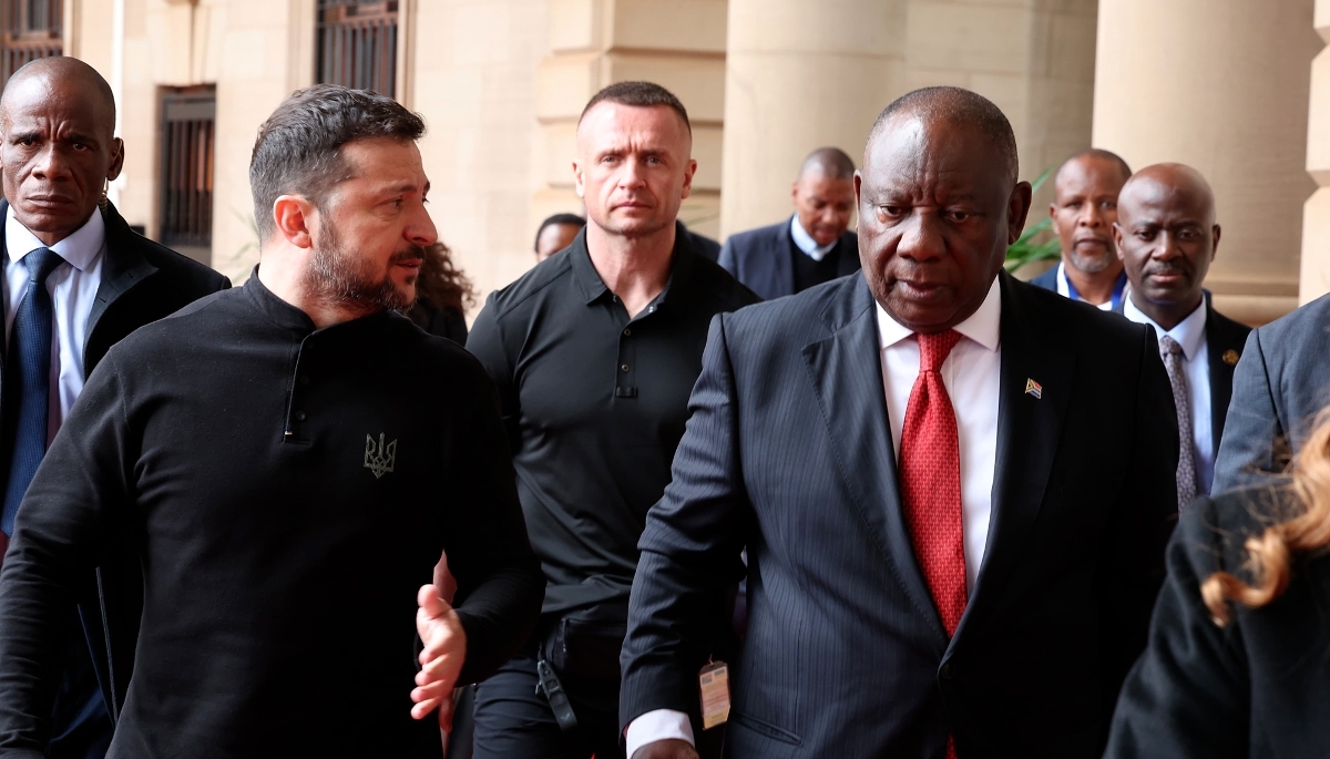 Ukrainian President Volodymyr Zelensky and his South African counterpart Cyril Ramaphosa in Johannesburg, on 24 April 2025.