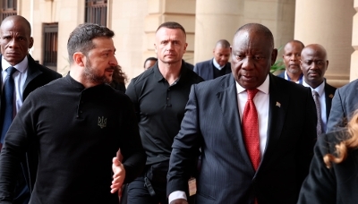 Ukrainian President Volodymyr Zelensky and his South African counterpart Cyril Ramaphosa in Johannesburg, on 24 April 2025.