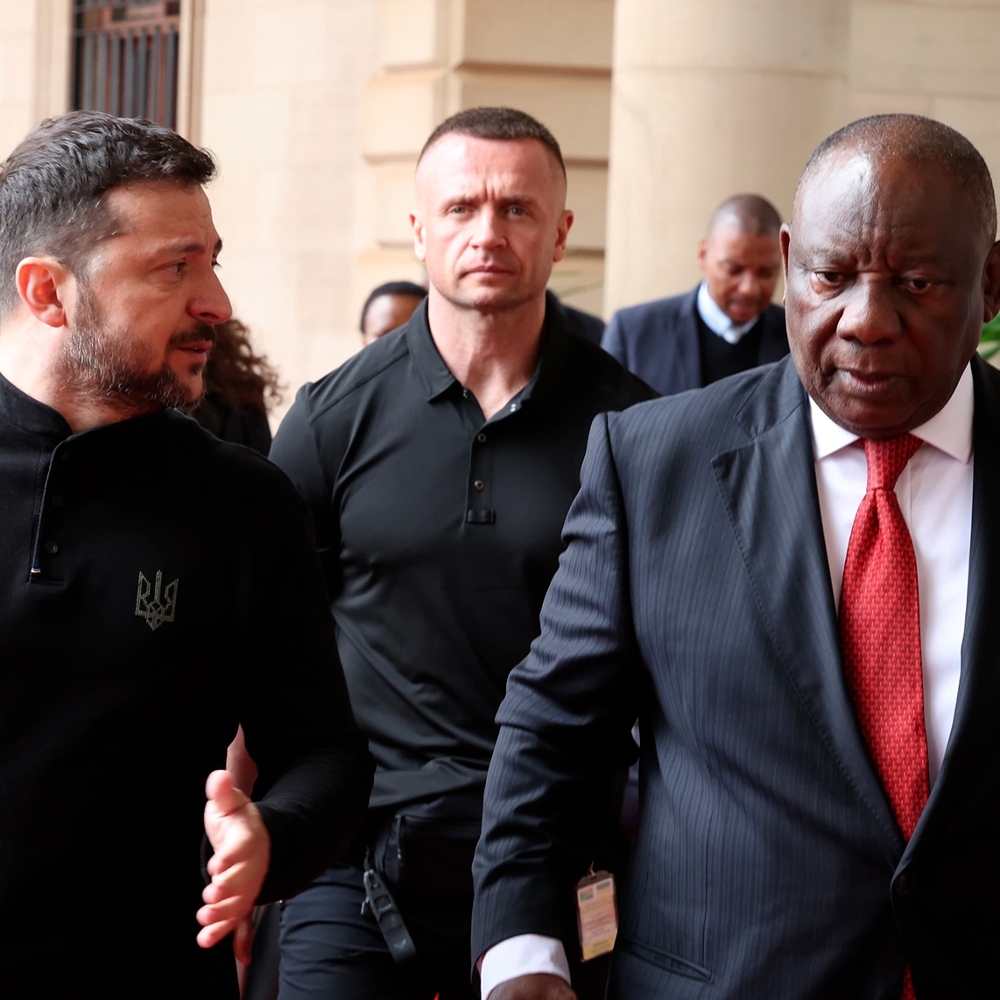 Ukrainian President Volodymyr Zelensky and his South African counterpart Cyril Ramaphosa in Johannesburg, on 24 April 2025.