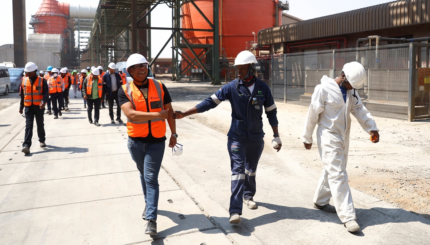 South African Electricity Minister Kgosientsho Ramokgopa (left) visits the Eskom plant at Delmas, September 2023.