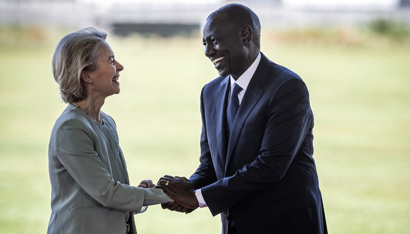 Ursula von der Leyen and President of Kenya William Ruto following the signature of a new trade agreement in Nairobi on 18 December 2023.