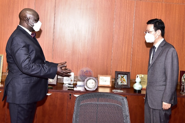 The speaker of the Ugandan parliament Jacob Oulanyah received the Chinese ambassador to Uganda Zhang Lizhong (right) on 10 September 2021.