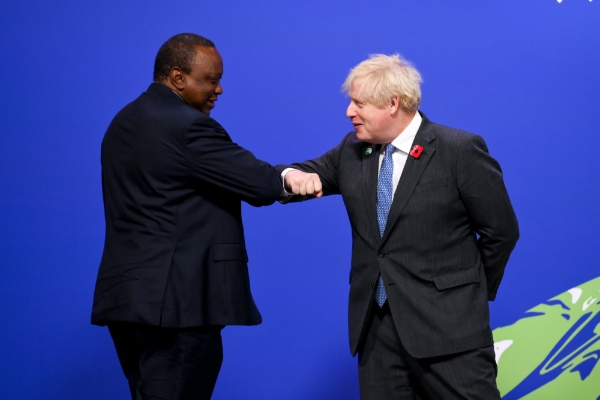 Kenya's president Uhuru Kenyatta (left) and UK prime minister Boris Johnsonat the COP26 in Glasgow, on 1 November 2021.