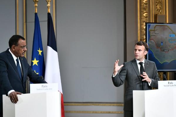 French President Emmanuel Macron (R) and Niger's President Mohamed Bazoum (L) at a G5 summit on 9 July 2021.