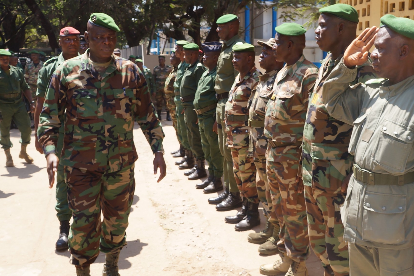 Namory Traoré inspects the Guinean National Gendarmerie.