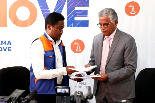 The handover between Rivo Radanielina (left), new managing director of Jirama, and his predecessor Vonjy Andriamanga, on 15 October 2021.