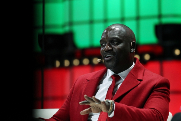 Rapper Akon presenting his Akoin cryptocurrency at the Lisbon WebSummit in November 2019.