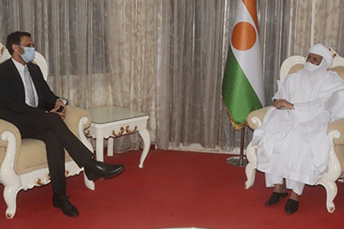 Italian ambassador to Niger Marco Prencipe with Nigerien Prime Minister Brigi Rafini on 19 June, 2020.