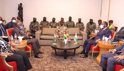 Ghanaian President Nana Akufo-Addo (left) and his Ivorian counterpart Alassane Ouattara (right) meet the putschists during an ECOWAS mission to Guinea on 17 September 2021.