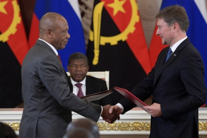 Angolan President Joao Lourenco (C) watches as Endiama CEO Jose Manuel Augusto Ganga Junior (L) shakes hands with Alrosa CEO Sergei Ivanov (R), in the Kremlin in Moscow, 4 April 2019.