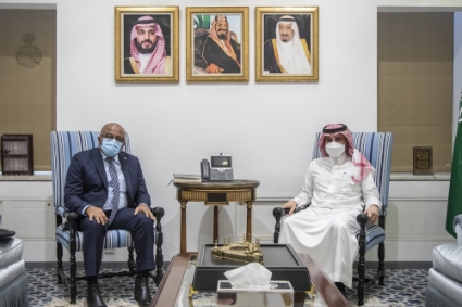 The new Angolan ambassador to Saudi Arabia Frederico Manuel dos Santos e Silva Cardoso (left) met with the Saudi Minister of Protocol Affairs Mashari bin Ali bin Naheet on 25 May 2021.