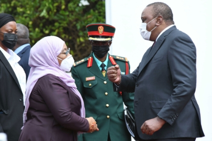 Kenya's President Uhuru Kenyatta (R) welcomes Tanzanian President Samia Suluhu Hassan (2nd L) at State House in Nairobi on 4 May 2021.