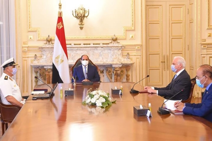 Le président égyptien al-Sissi recevant le commandant de la marine, Ahmed Khlaed, et Peter Lürssen.