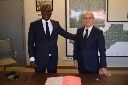 Fadi Wazni (right), CEO of UMS, signed an agreement in February with Diakaria Koulibaly, the then Minister of Hydrocarbons, to carry out a study on the construction of an oil refinery in Moribayah.