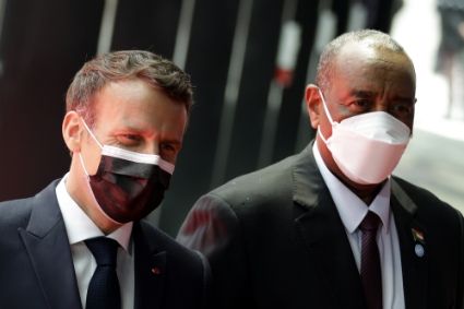 French President Emmanuel Macron (left) and Sudanese Sovereignty Council Chairman Abel Fattah al-Burhan.