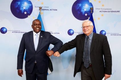 On a trip to Brussels from 13 to 16 November 2021, Botswanan president Mokgweetsi Masisi (left) met with the European Union's diplomatic chief, Josep Borrell.
