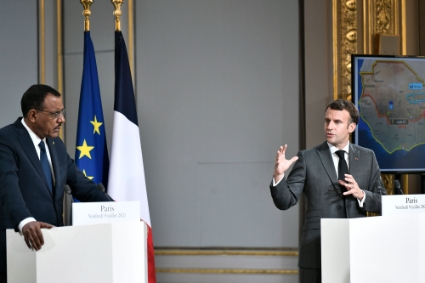 French President Emmanuel Macron (R) and Niger's President Mohamed Bazoum (L) at a G5 summit on 9 July 2021.