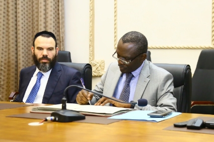 Dan Gertler (left) at the signing of the agreement with the Congolese government on 24 February 2022.