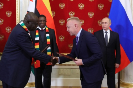 Russian President Vladimir Putin (back right) and his Zimbabwean counterpart Emmerson Mnangagwa (back left) with Dmitry Mazepin (front right) of Uralchem, and Perence Shiri (front left), Zimbabwean minister of agriculture, 15 January 2019, Moscow.