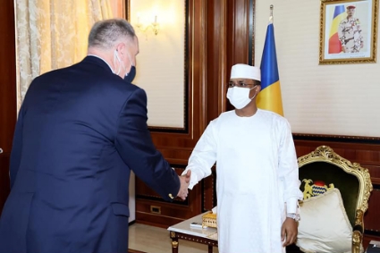 The President of the Chadian Transitional Military Council, Mahamat Idriss Déby (right), received Republican US Congressman Trent Kelly in N'Djamena on 30 May 2022.