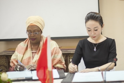 Amina Salum Ali, Minister of Industry of Zanzibar, and Lisa Wang, President of the LingHang Group.