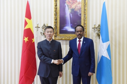 Chinese ambassador Qin Jian with Somali President Mohamed Abdullahi Mohamed Farmajo, in 2017.