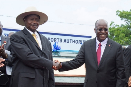 Tanzanian President John Magufuli (right) and his Ugandan counterpart Yoweri Museveni.