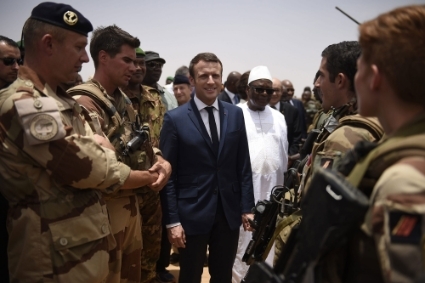 French President Emmanuel Macron (C) and Mali's President Ibrahim Boubacar Keita (C-R) visit the troops of France's Barkhane counter-terrorism operation in Sahel region in Gao, northern Mali, 19 May 2017.