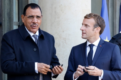 Niger's President Mohamed Bazoum with France's Emmanuel Macron in Paris, 12 November 2021.